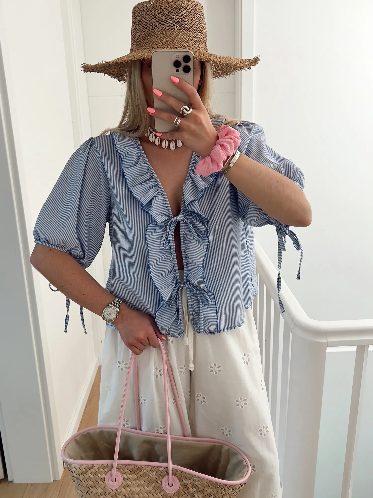 Blouse ARELY Décolleté à volants, tissu rayé bleu 