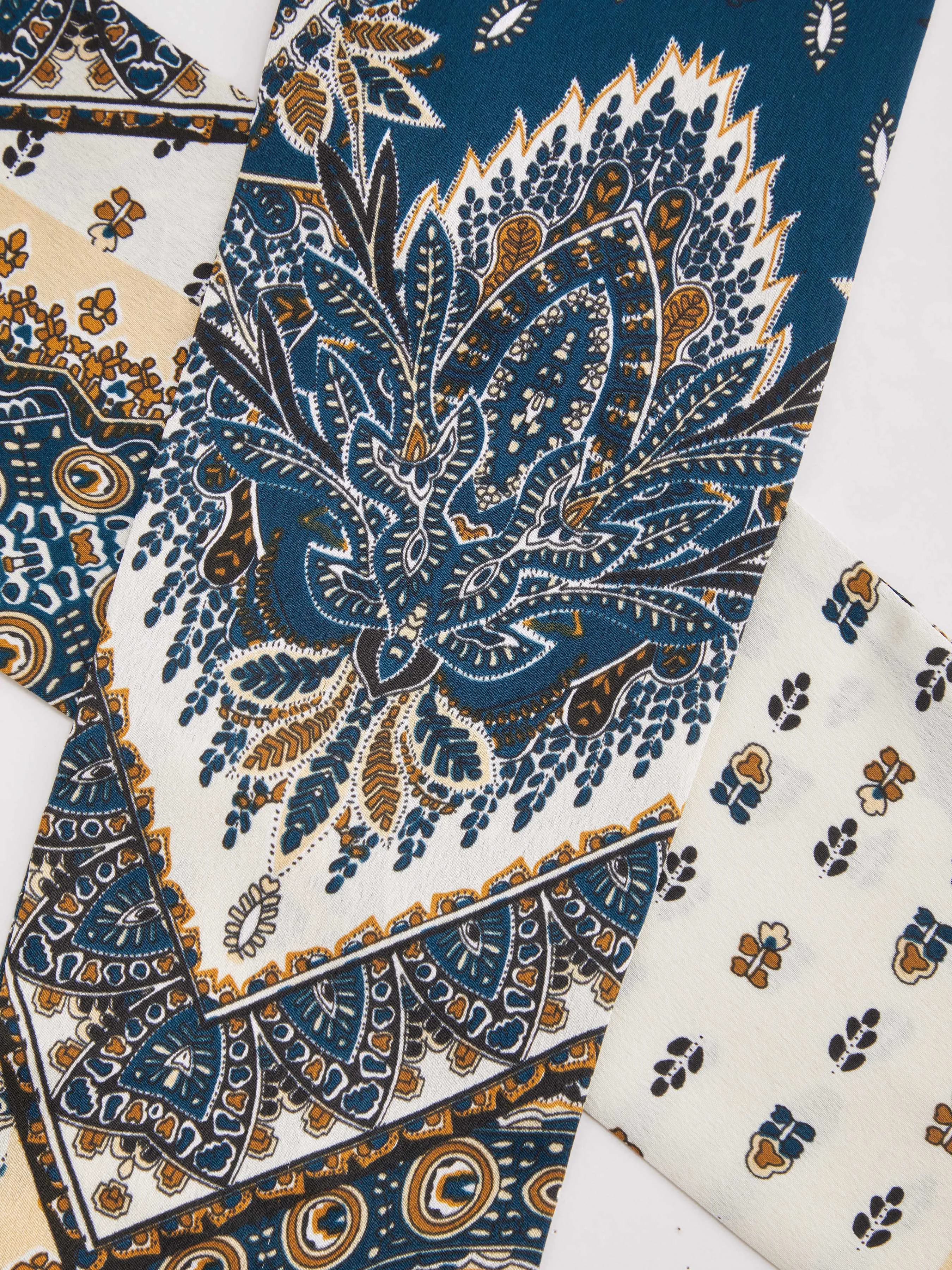 Caraco court noué en satin à col en V et motif aztèque Curve & Plus