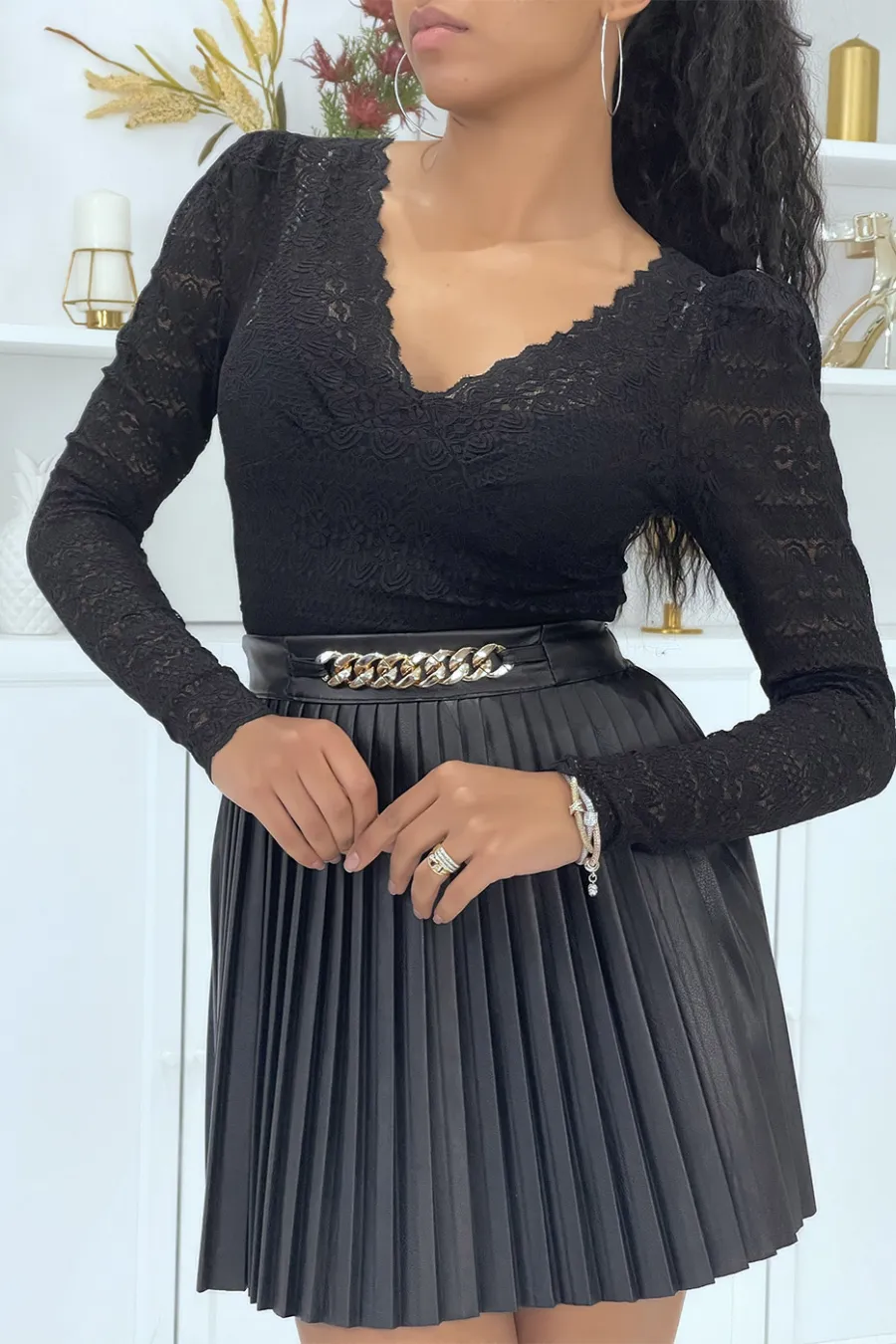 Haut col V noir en dentelle