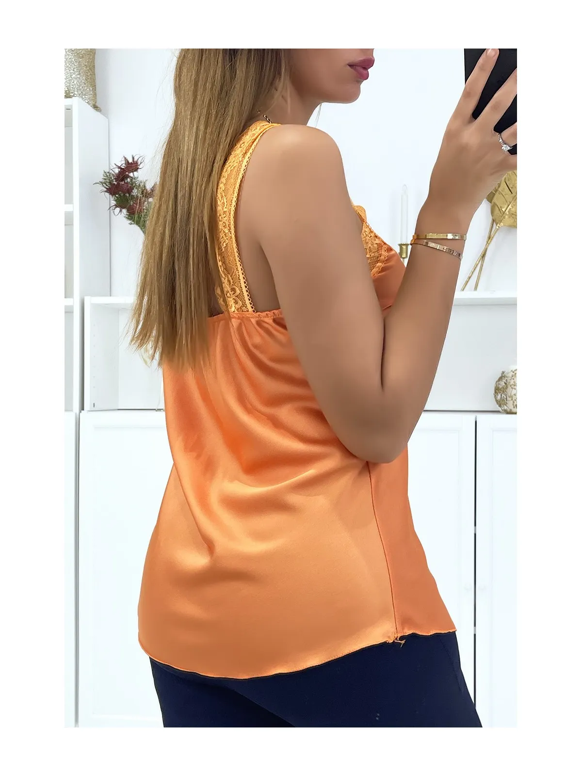 Top débardeur orange satinée à col V en dentelles